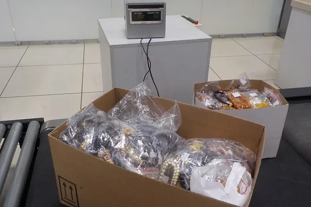 В Кольцово задержали китаянку с «магическими камнями»