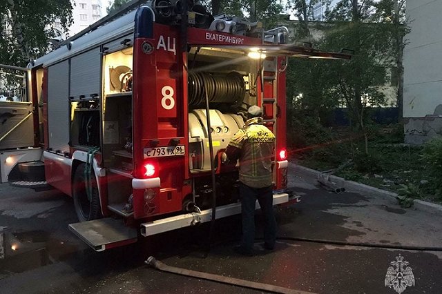 На Эльмаше неизвестный устроил пожар в многоэтажке