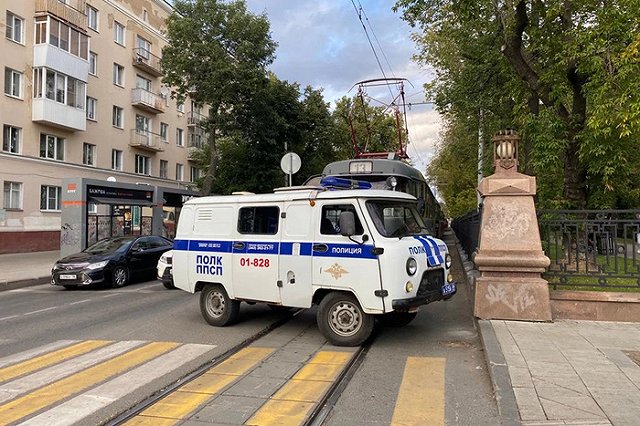 «Головой разбил окно»: в Екатеринбурге пассажиры трамвая устроили драку