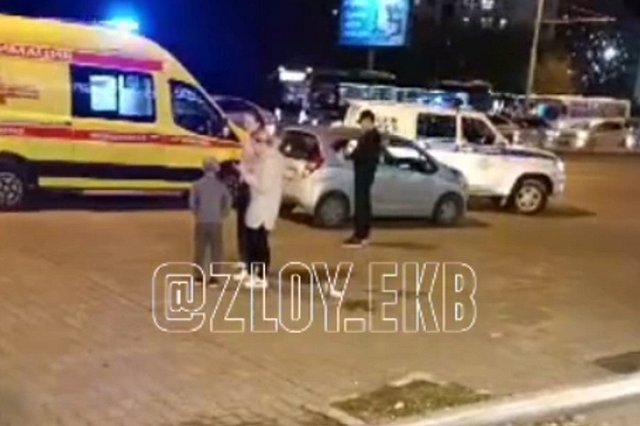 У ТЦ «Глобус» неизвестные напали на мужчину с ребёнком