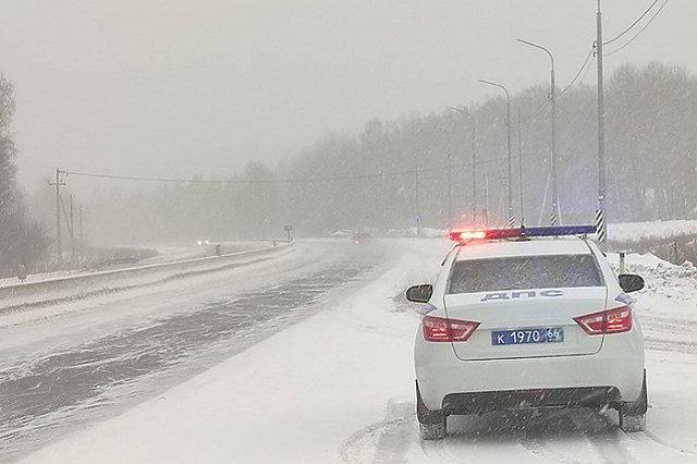 ГИБДД предупредила свердловских водителей о заметённых дорогах