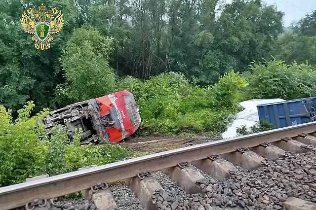 Шесть вагонов поезда сошли с рельсов на Свердловской железной дороге из-за размыва земли