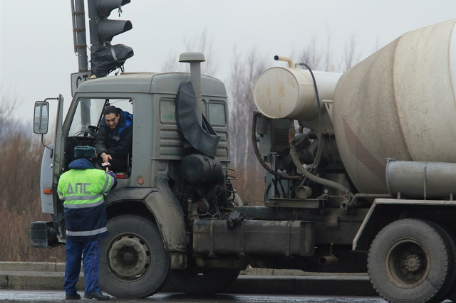 Водитель «Почты России» заявил о нападении на его машину сотрудника ДПС