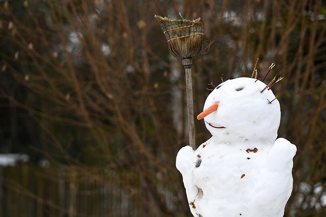 В Екатеринбурге вводятся ограничения на стоянку машин вдоль проезжей части