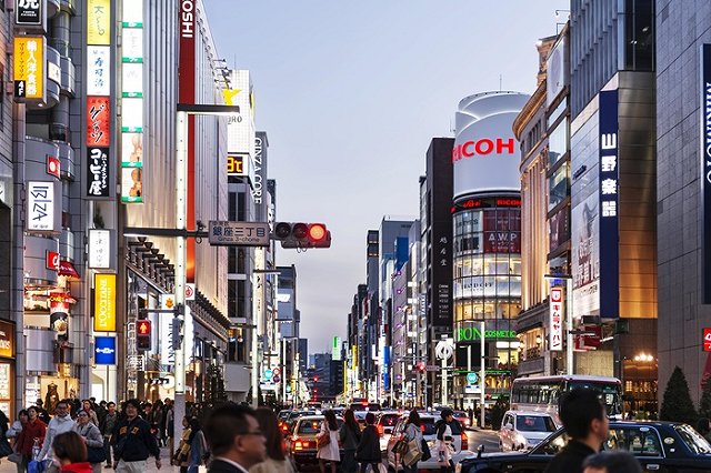 На подмышках японок нашли место для рекламы