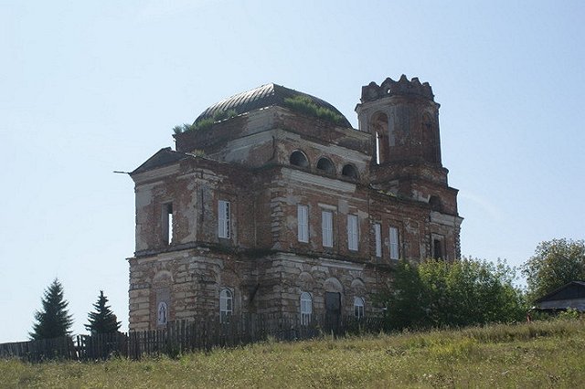 В РПЦ назвали, на чьи деньги строят по три храма в день