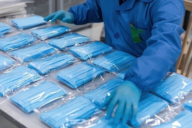 Губернатор рассказал, почему в Свердловской области так дорого стоят медицинские маски