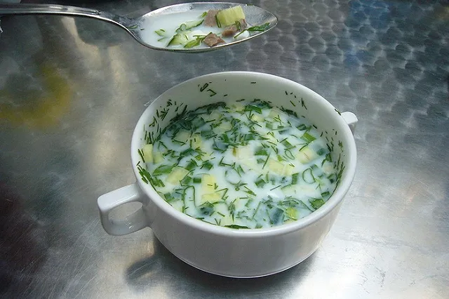 Диетологи рассказали, как снизить калорийность окрошки