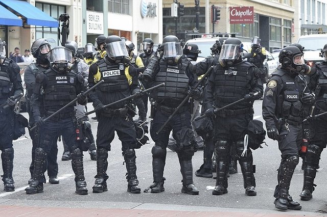 В США полицейские напали на съёмочную группу российских журналистов