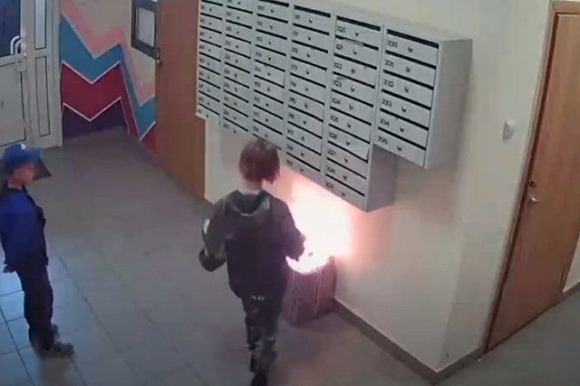 В Академическом дети подожгли подъезд