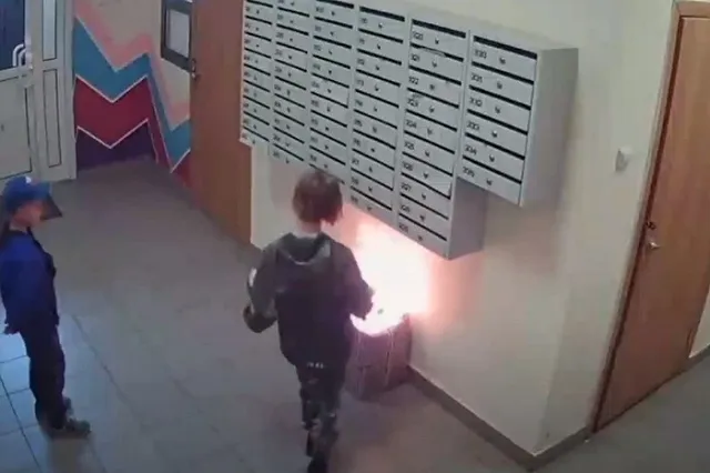 В Академическом дети подожгли подъезд