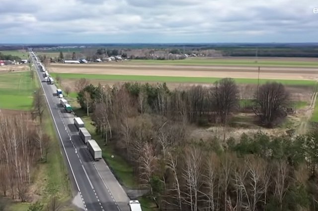 Минпромторг предложил вывести часть грузов из-под запрета на въезд фур из ЕС