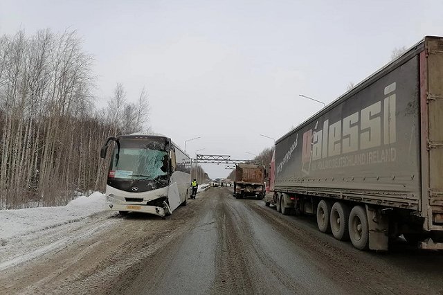На Серовском тракте автобус влетел в «Газель»