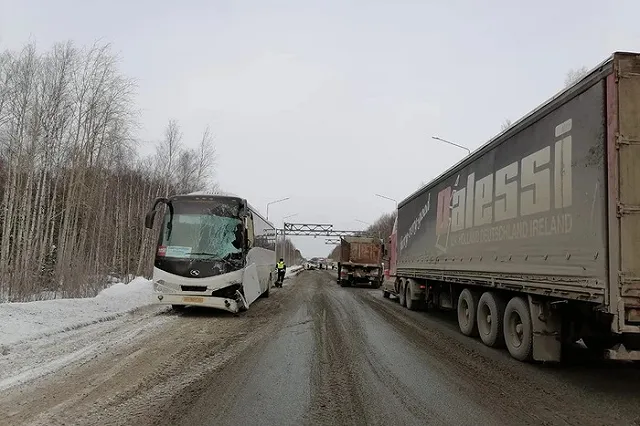 На Серовском тракте автобус влетел в «Газель»