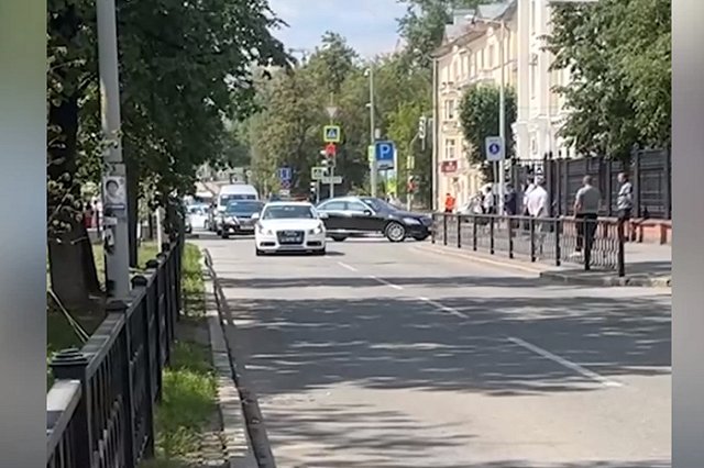 По Екатеринбургу с мигалками промчался шикарный кортеж