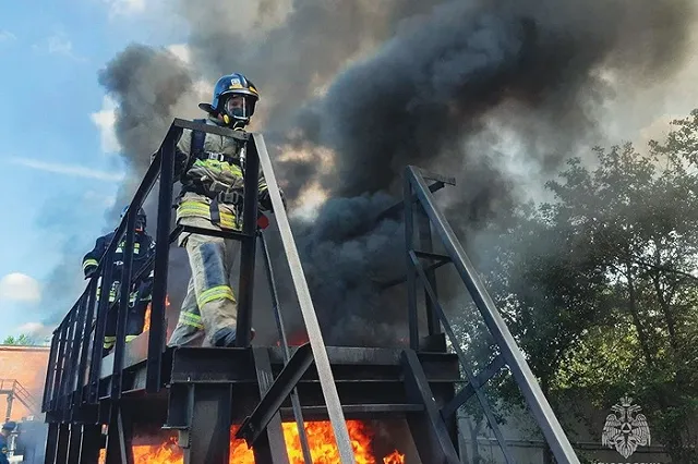 В Екатеринбурге наградили строителя, спасавшего маму с младенцем через дверной глазок