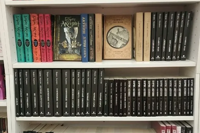 В России сняли с продажи книги Бориса Акунина* и Дмитрия Быкова* из-за их недавних высказываний