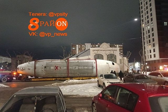 В центре Верхней Пышмы заметили странную гигантскую капсулу на дороге