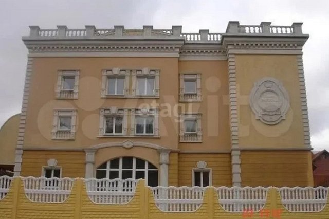 В Екатеринбурге продают коттедж «из прошлого» с 20-ю комнатами, бассейном и витражами