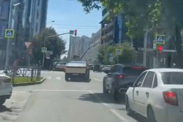 Tesla Cybertruck опасно разъезжает по центру Екатеринбурга