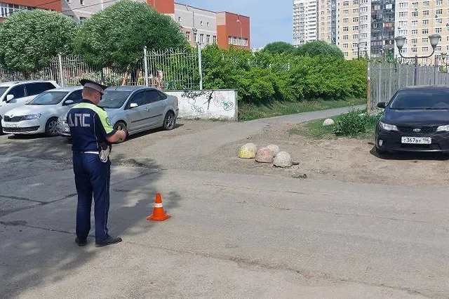 В Екатеринбурге подросток на самокате сбил ребёнка