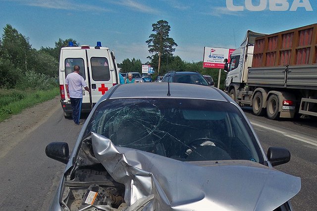 На ЕКАД женщина-водитель перевернула трактор