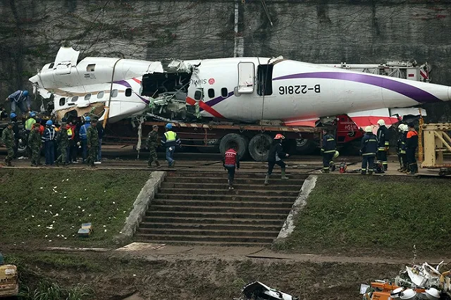Экипаж разбившегося на Тайване самолета TransAsia Airways отключил двигатели