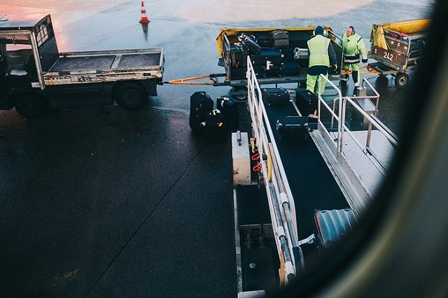 СК начал проверку из-за сошедшего с самолета на руках паралимпийца