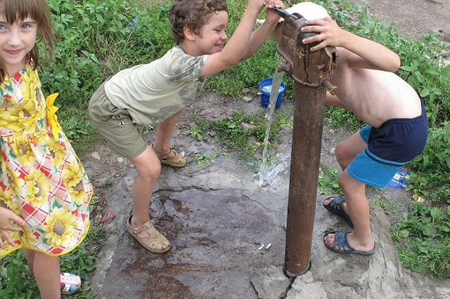 ЧП с детьми на Урале. Двое выпали из окон, один утонул