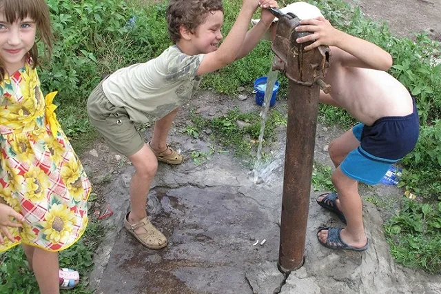 ЧП с детьми на Урале. Двое выпали из окон, один утонул