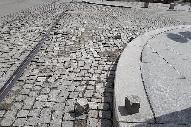 На проспекте Ленина «полетела» брусчатка