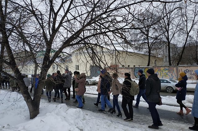 Екатеринбуржцы обняли сквер у театра драмы