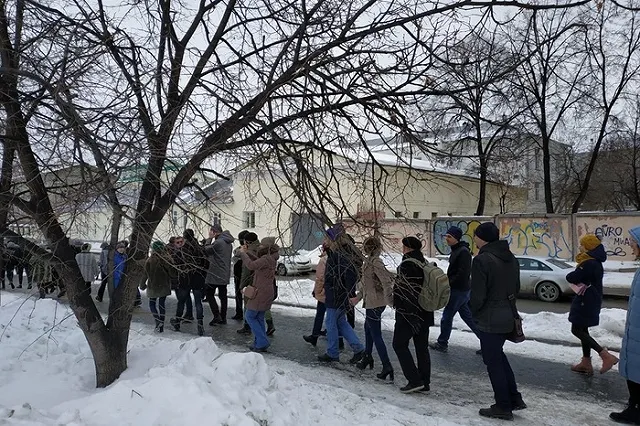 Екатеринбуржцы обняли сквер у театра драмы