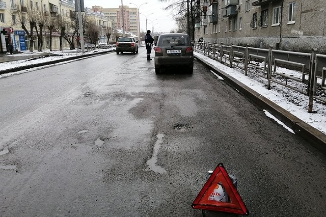 Утром в Екатеринбурге на пешеходном переходе сбили школьника