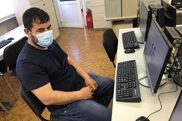 Возбуждено уголовное дело: в Екатеринбурге мужчина прикрепил телефон к животу, чтобы сдать на права