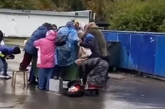 Российские пенсионеры вновь устроили драку за просроченные продукты из мусорных баков