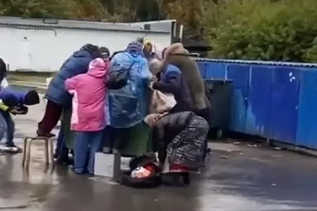 Российские пенсионеры вновь устроили драку за просроченные продукты из мусорных баков