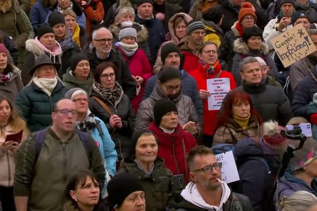 В Австрии непривытым запретили выходить из дома без веской причины