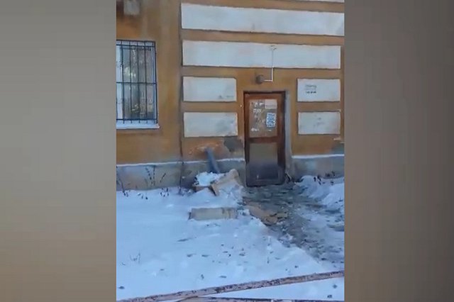 В свердловском городе мужчину едва не убило штукатуркой