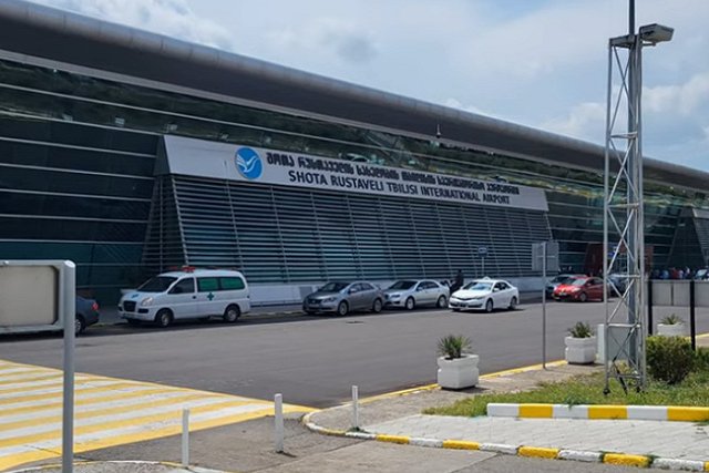 «Кавказское гостеприимство». В Грузии встретили первый рейс из России акцией протеста