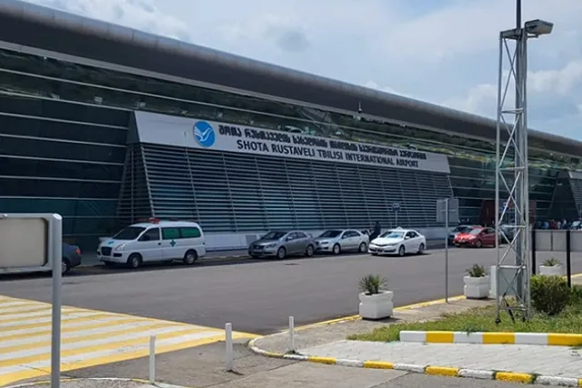 «Кавказское гостеприимство». В Грузии встретили первый рейс из России акцией протеста