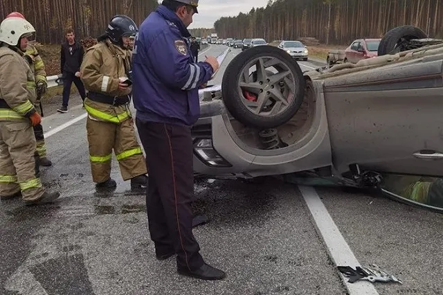На Тюменском тракте легковушка опрокинулась после ДТП
