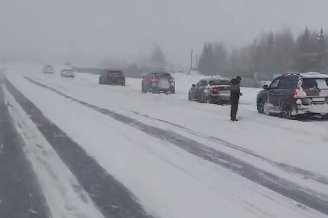 Автохамы парализовали уборку снега на Кольцовском тракте