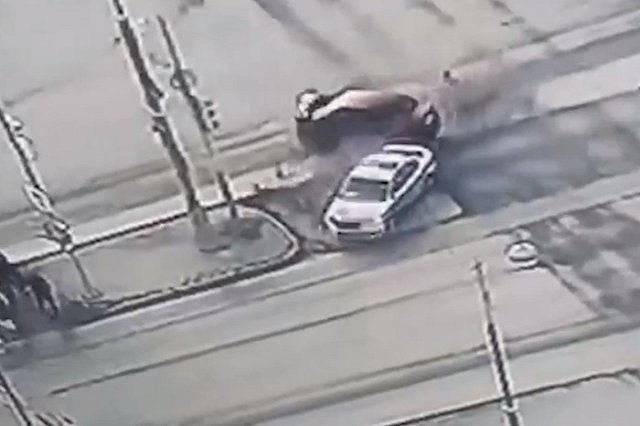 На ВИЗе легковушка влетела в экипаж ГИБДД