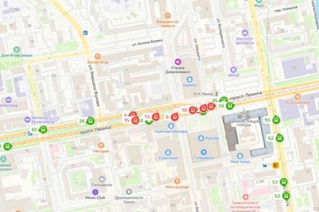 К трамваю в центре Екатеринбурга экстренно подъехала скорая