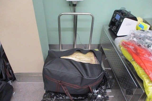 Щедрые свердловчане привезли в подарок из Турции 167 килограммов одежды. Им почему-то не поверили