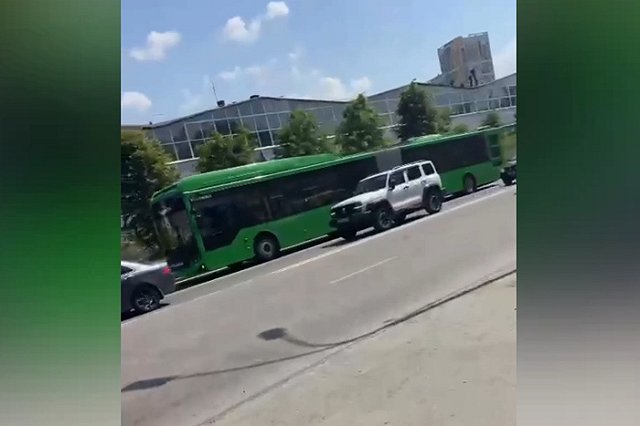 Стало известно, по какому маршруту поедут новые автобусы-гармошки в Екатеринбурге. Их уже привезли