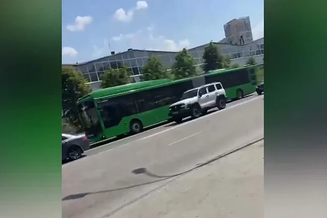 Стало известно, по какому маршруту поедут новые автобусы-гармошки в Екатеринбурге. Их уже привезли