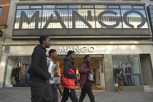 Рубашки из российских Zara и Mango признали опасными для здоровья