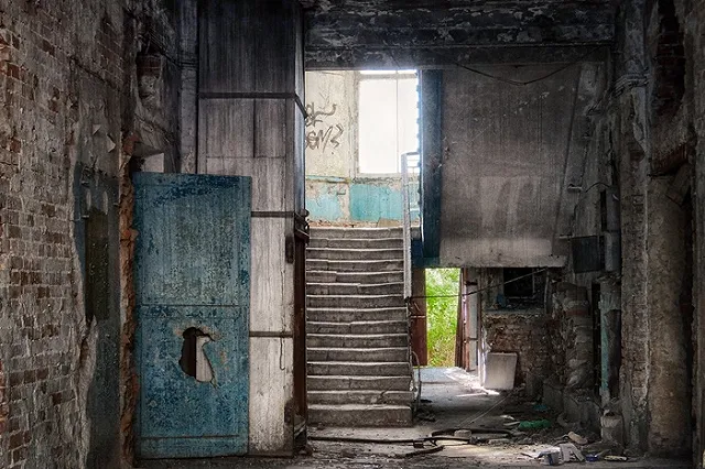 Чиновники приобрели для сироты дом, построенный из железнодорожных шпал